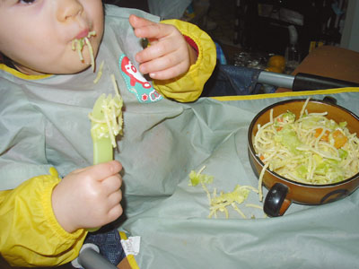 服もテーブルも床も汚れない！絶対オススメお食事エプロン | ○離乳食