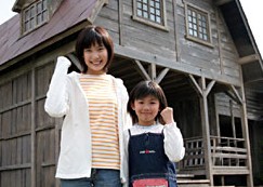 村川絵梨(左)&村崎真彩(ハルカの少女時代役)