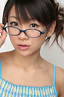メガネをかけたグラビアアイドル 時東あみ