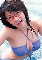 メガネをかけたグラビアアイドル 時東あみ