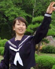黒川智花 セーラー服でロケに入り