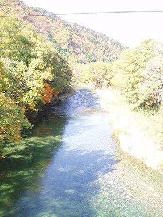 秋の前沢集落の川