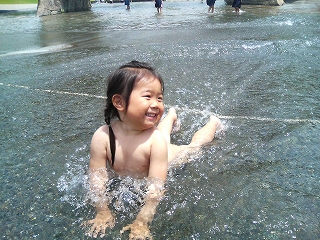 子どもすっぽんぽん画像 子供は外で すっぽんぽんでプール遊びしても犯罪じゃないから ...