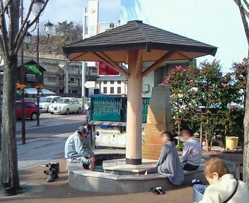 湯本駅の足湯.jpg