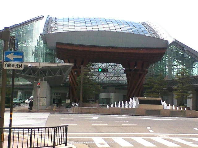 金沢駅のモダンなガラス張り天井の正面エントランス