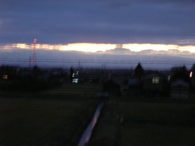 夜明け前の立山連峰を雲の合間に見る