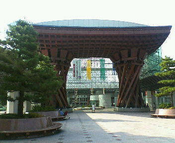 JR金沢駅正面の門