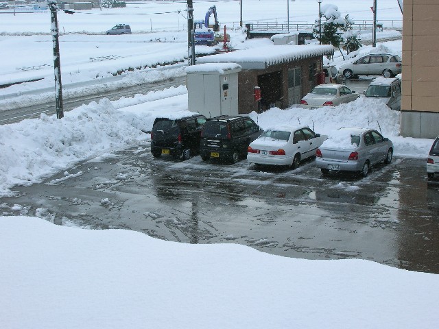 今シーズンは何回やることになるだろう・・・除雪。。。