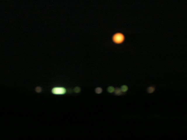 1月3日西の空に沈もうとする満月、不気味なくらいに赤く輝いていました。