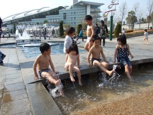 子供 水遊び 裸 綾の研究工房 お披露目会 | えそらフォレスト株式会社