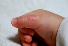 吸い だこ 赤ちゃん 【医師監修】赤ちゃんの指しゃぶりいつやめさせるべき？対応のポイントと注意点