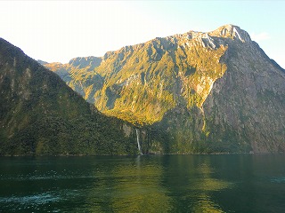 観光船に乗り絶景を楽しむ 最初に見えたのは大きな滝 きらりの旅日記 楽天ブログ
