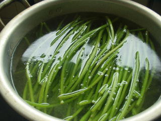 サツマイモの茎茹で