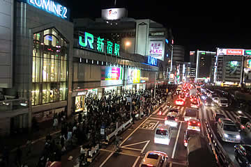 平成23(2011)年東北地方太平洋沖地震(20110311新宿駅南口20時30分)