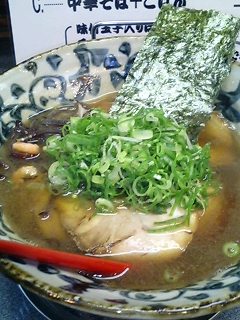 器は、「麺屋巧」と同じ