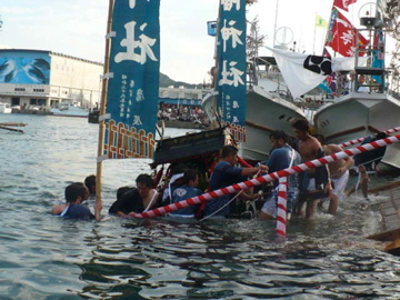 勝浦八幡神社・例大祭:神輿のみそぎ