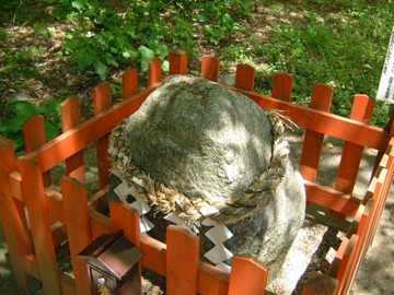 恋神社・むすびの岩座