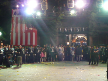 魚吹八幡神社楼門前