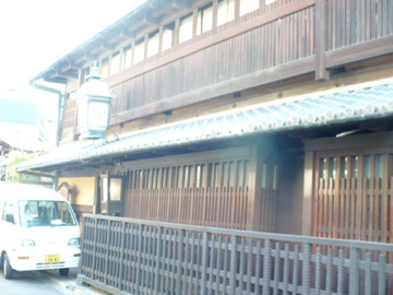 輪違屋外観