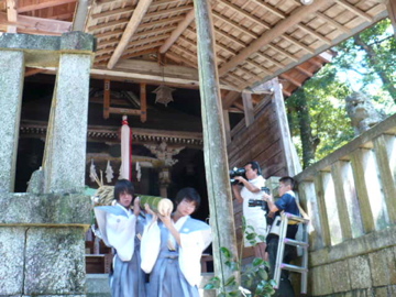 芋競べ祭り:里芋の運び出し