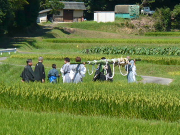 芋競べ祭り:野神山へ