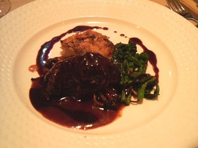牛ほほ肉の赤ワイン煮込み