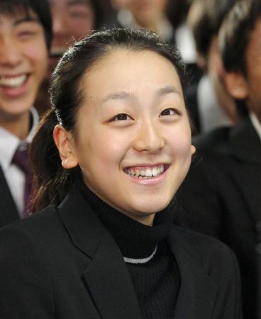 浅田真央、公式練習で笑顔！ ～ 2010全日本フィギュア選手権