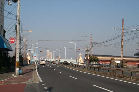 国道２号線・旧阪神国道線・架線柱（２００８年１月６日）