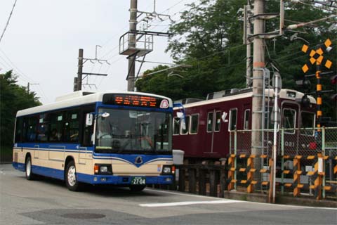 阪急・甲陽線・水道路踏切・阪神バスと一緒（２００９年７月5日）