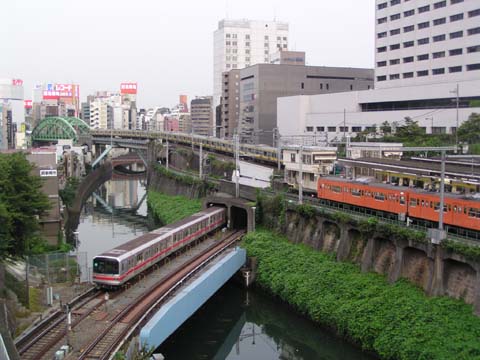 東京地下鉄・丸ノ内線・御茶ノ水（２００５年８月１５日）