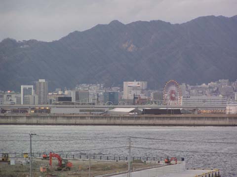 神戸空港からポートアイランドを望む（２００６年２月５日）