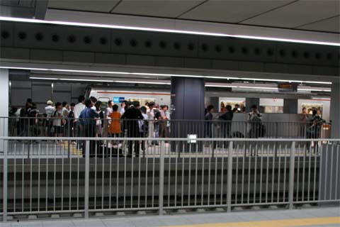 人が集まる副都心線・渋谷駅（２００８年６月１４日）