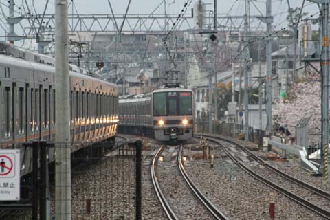 さくら夙川駅に進入する２０７系（２００７年４月７日）