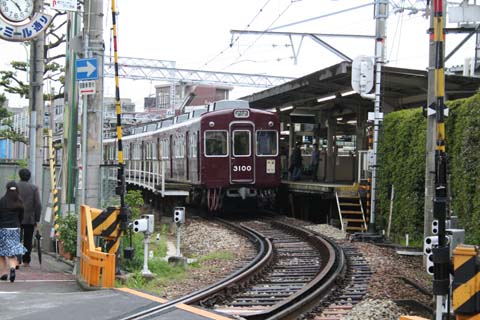 阪急伊丹線・塚口駅・駅出発直後の急カーブ（２００７年４月２２日）