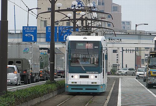 豊橋の路面電車 国道１号線を行く 部分低床車８０１号 | 喜多山栄の乗って、歩いて、湯に浸かり… - 楽天ブログ