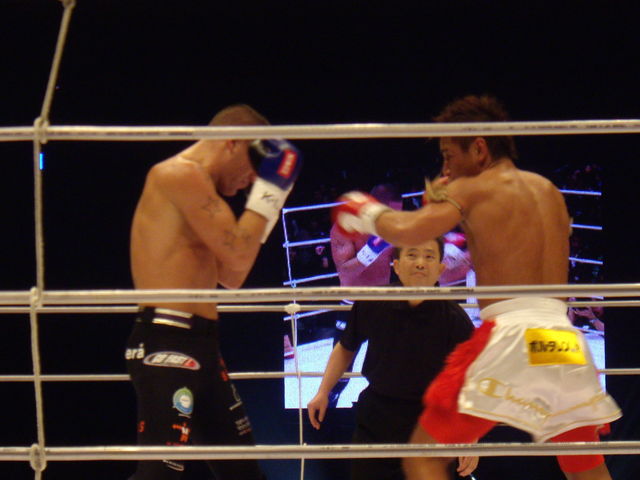 魔裟斗引退試合　2009 Dynamite!! VIP席特典　直筆サイングローブ Yahoo!オークション - 魔裟斗 サイン入りグローブ/K-1/引退試合