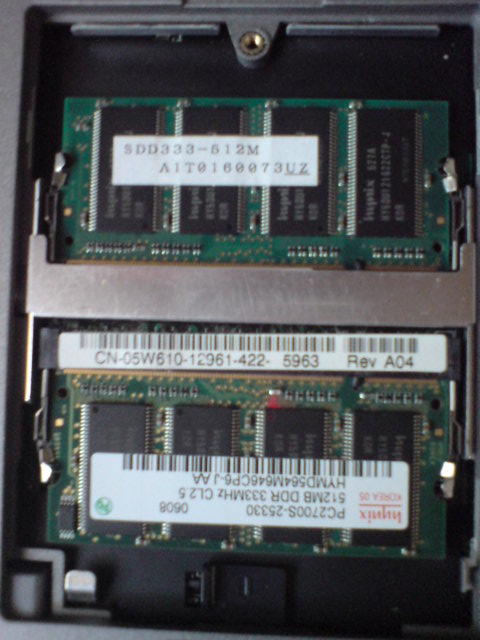 ノートパソコン「Dell Inspiron 1100」のメモリー交換写真 中古メモリー「PC－2700 DDR333MHz 512MB」×2