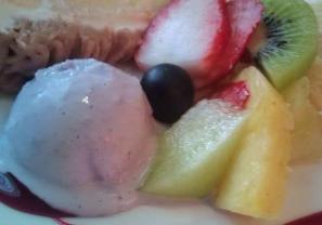 デリスカフェのフルーツ各種とアイスクリーム