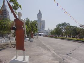 ワット・パイ・ローンウアの巨大仏像