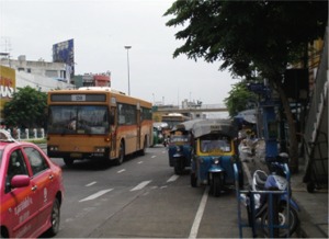 ２つめの歩道橋下から20番バスに乗車