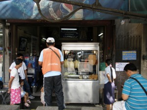 ワット・ソンのバス停前のカオマンガイ屋