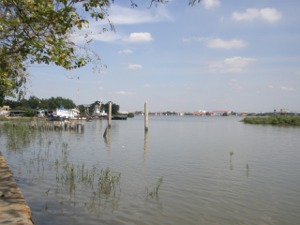 プラサムット・ジェーシーのすぐ横はチャオプラヤー川