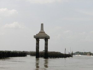 海上に立つバンコク都県境標柱