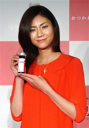女優の松下奈緒（２４）が駆けつけ「初めて飲んだときは、何て飲み