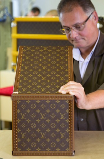 louis-vuitton-fifa-worldcup-trophy-2010-travel-case-8-354x540.jpg