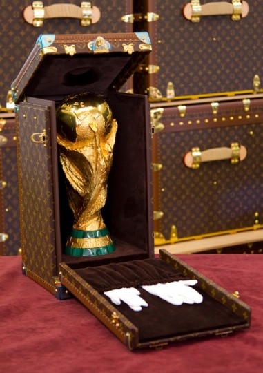 louis-vuitton-fifa-worldcup-trophy-2010-travel-case-2-381x540.jpg