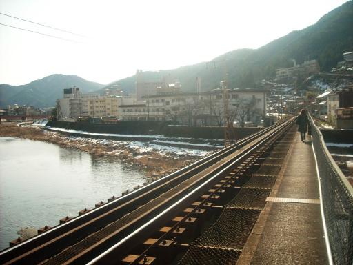 宿泊先のそばにある鉄道でつ。。。小さく写ってるのはアタシ♪((^┰^))ゞ ﾃﾍﾍ