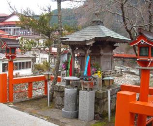 洞川温泉内のお地蔵さま (-m-)” ﾊﾟﾝﾊﾟﾝ