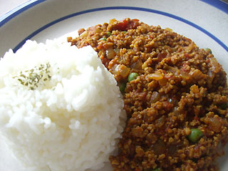 しかしいざ作ろうとすると、使おうと思っていたスパイスが足りない・・・。 ということで、今回はカレーパウダーを使ってちょっと簡単バージョンで。