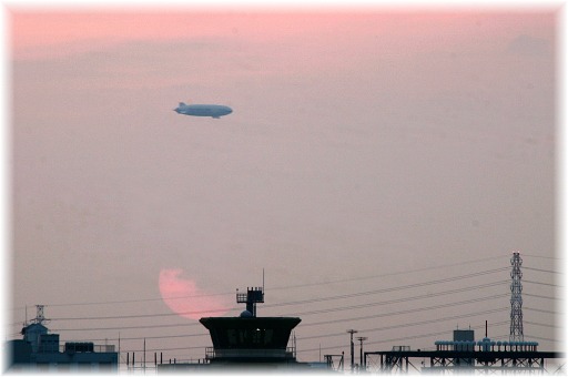 飛行船の遊覧飛行 | 写真 「花のあるネイチャ－ 風景 夕陽 航空機 野鳥 天体 自然観察」 徒然日記 - 楽天ブログ